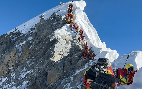 Amerikalı alpinist Everestin fəthi üzrə yeni dünya rekordu qırdı - FOTO