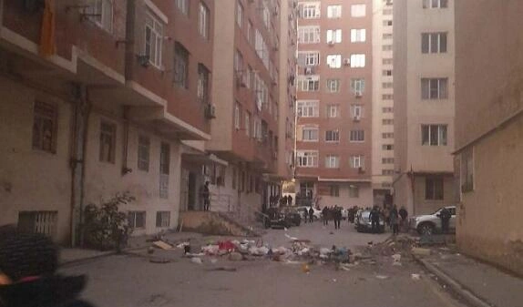 Şüşə balkon qırıldı, qadının başına düşdü - Video