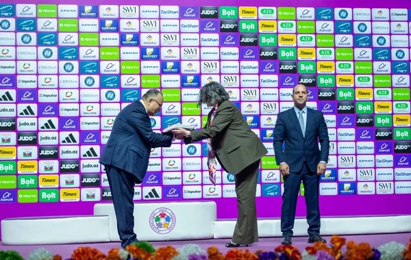 Cüdo üzrə dünya çempionatının bayrağı Qazaxıstana təhvil verilib - Foto