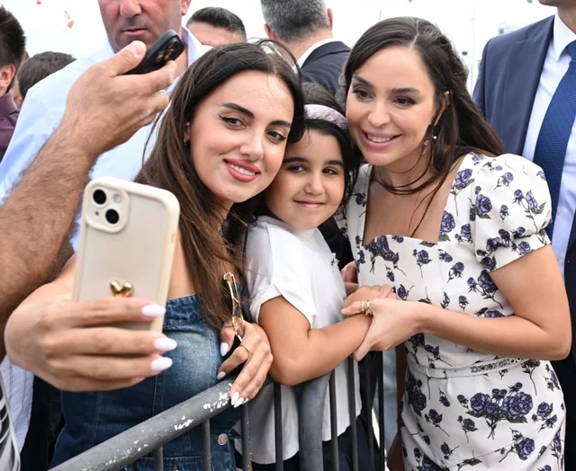 Leyla Əliyeva və Arzu Əliyeva klassik avtomobillərin yürüşü və sərgisini izləyiblər - FOTO
