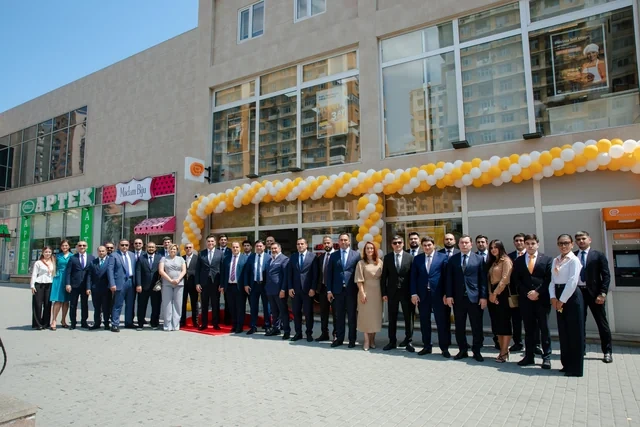 "Expressbank" eyni gündə iki filial açıb