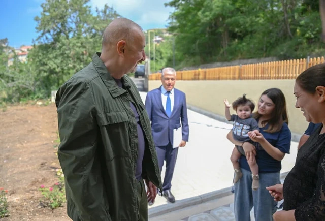 Prezident Kiçik Qaladərəsində görülən işlərlə tanış olub və kəndə qayıdan sakinlərlə görüşüb - FOTO