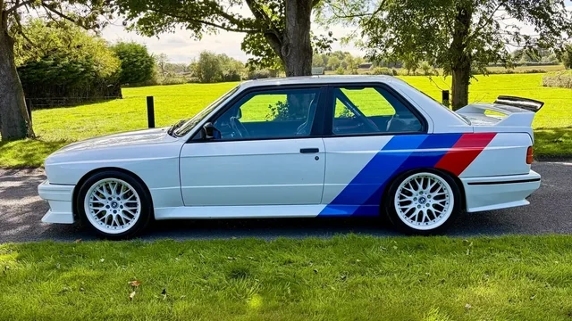 Əvvəllər məşhur müğənniyə məxsus olan "BMW M3 E30" hərraca çıxarılır - FOTO