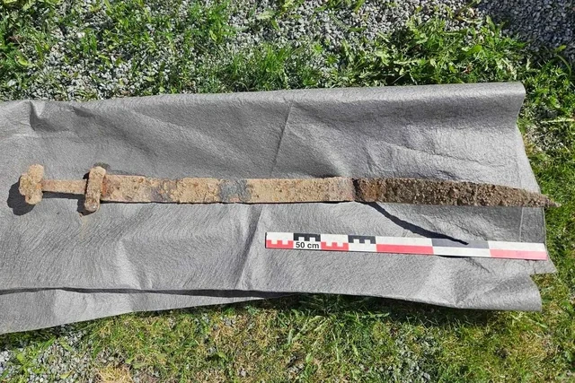 Norveçdə altı yaşlı uşaq 1300 illik vikinq qılıncı tapdı - FOTO