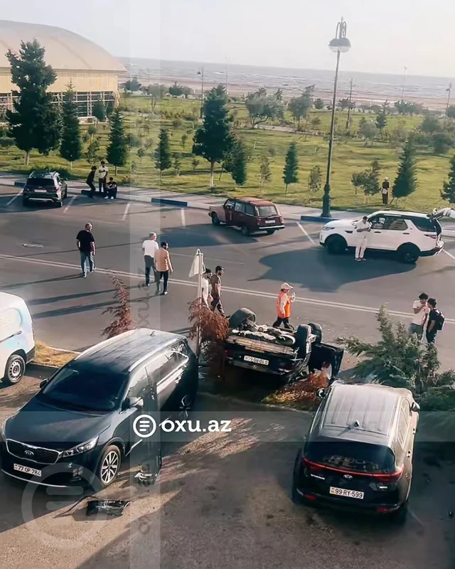 Sumqayıt bulvarında BMW park edilmiş üç maşına çırpılıb aşdı - FOTO - VİDEO