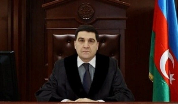 Məhkəmə sədrinin oğlu arvadını bıçaqladı, özünü binadan atdı