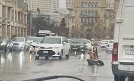 Bakıda, yağış altında, yolun ortasında rəqs edən qız - Video