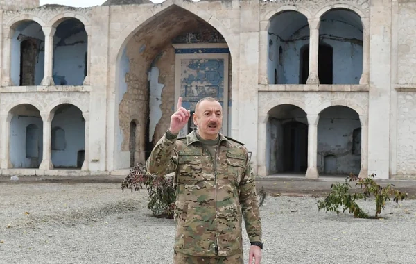 Ağdam Cümə məscidində müzəffər Ali Baş Komandanı qarşılayan ayə: "İnnə fətəhnə ləkə fəthən mubinə" - VİDEO