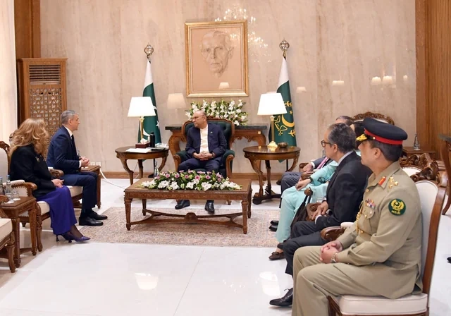 Azərbaycanın yeni səfiri etimadnaməsini Pakistan prezidentinə təqdim edib - Foto
