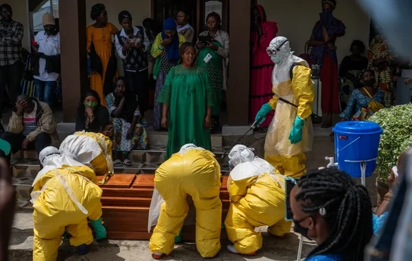 Konqoda Ebola xəstəxanasına silahlı hücum: Cəsədləri tələb etdilər