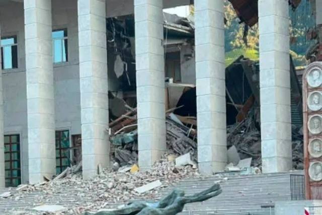 İtaliyada 100 yaşı olan məhkəmə binası uçdu - FOTO - VİDEO