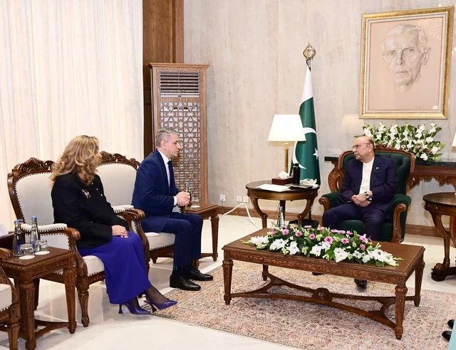 Azərbaycanın yeni səfiri etimadnaməsini Pakistan prezidentinə təqdim edib - Foto