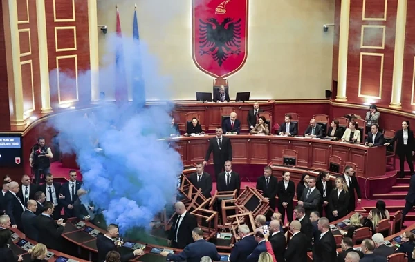 Fişənglər yandırıldı, parlament tüstüyə büründü: Albaniyada gərgin anlar - Video