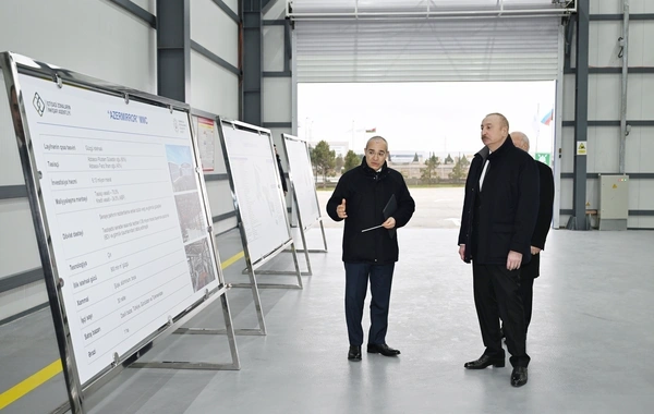 İlham Əliyev Sumqayıt Sənaye Parkında güzgü vərəqələrin istehsalı zavodunun açılışında iştirak edib