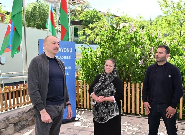 İlham Əliyev Şuşanın Böyük Qaladərəsi kəndində görülən işlərlə tanış olub, sakinlərlə görüşüb