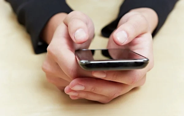 Mütəxəssislər telefonları buzla soyutmağın fəsadları barədə xəbərdarlıq ediblər