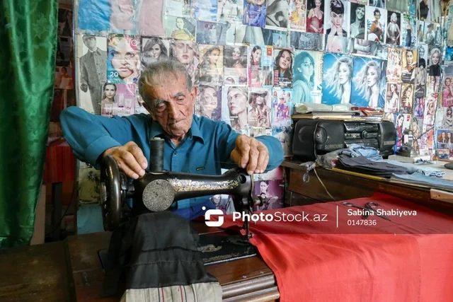 Əsrlik tikiş maşını ilə işləyən şəkili usta: 95 yaşlı dərzinin peşəsinə sevgisi - FOTOREPORTAJ