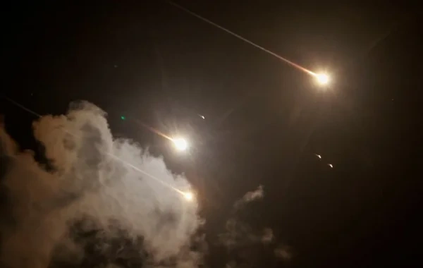 İranın Keşm adasında dronlara qarşı müdafiə sistemləri işə düşdü