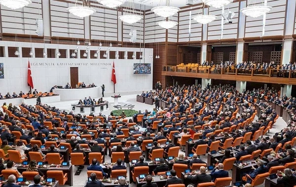 Türkiyədə "fond qalmaqalı": Parlament yeni qanun hazırlayacaq
