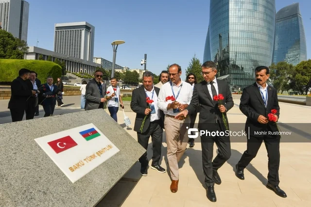 Türkiyə, Gürcüstan və İraqın azərbaycanlı din xadimləri Fəxri və Şəhidlər xiyabanlarını ziyarət ediblər - FOTO -VİDEO