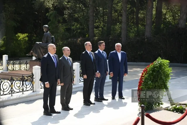 XİN-in kollektivi Fəxri və Şəhidlər xiyabanlarını ziyarət edib - FOTO