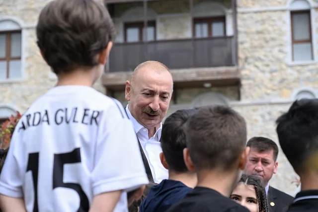 İlham Əliyev Sərdar Berdiməhəmmədov Şuşa şəhərində inşa edilmiş birinci yaşayış kompleksində olublar - FOTO