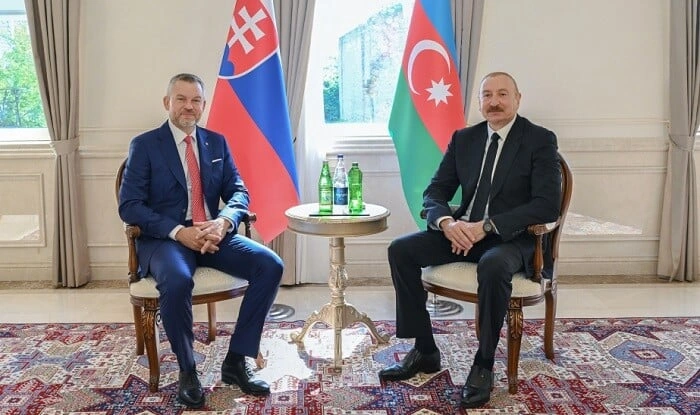 Prezidentlərin təkbətək görüşü oldu