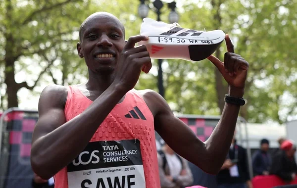 London marafonunda rekord qıran atletə xüsusi nömrə nişanlı avtomobil verildi