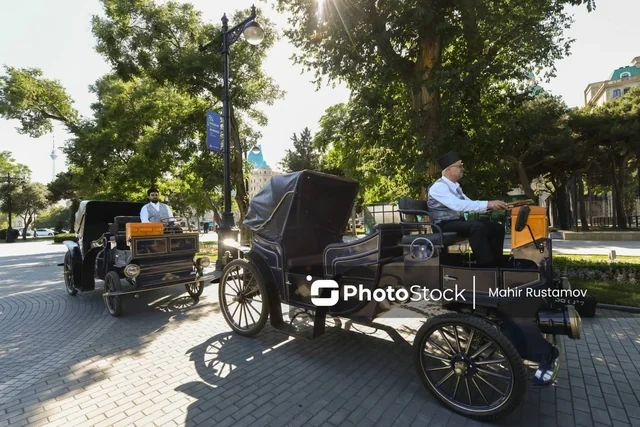 Bulvarda yeni xidmət: Elektrik mühərrikli retro faytonlar istifadəyə verildi - FOTO