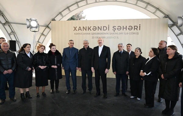 İlham Əliyev Kərkicahan qəsəbəsində bura köçən sakinlərlə görüşüb