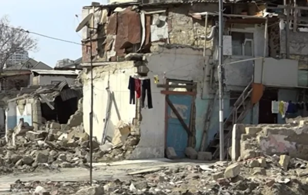 Bakıda evlərin sökülməsi gərginlik yaradır: Kiçik mülk sahibləri böyük mənzil tələb edirlər - VİDEO