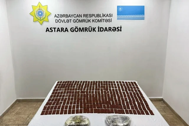 Maşını yoxlanılan sürücü narkotiki postun ərazisinə atdı - Foto