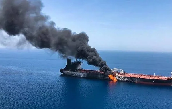 Hörmüz boğazında naviqasiya sistemlərini söndürən tanker minaya düşdü - Video