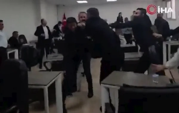 Türkiyədə bələdiyyə iclasında mübahisə davaya çevrildi - Video