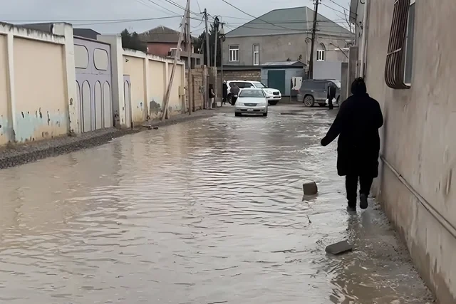Abşeronda acınacaqlı durum: Həyətlərə çirkab su dolub, kanalizasiya xətti isə yoxdur - VİDEO