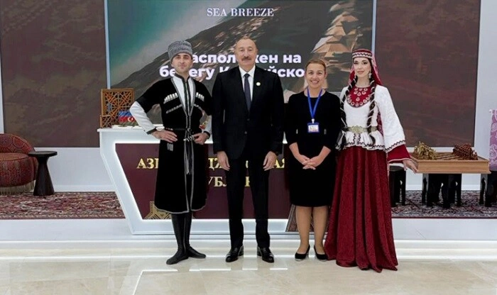 Prezident "Avaza" Kompleksində milli stendlərə baxdı - Foto