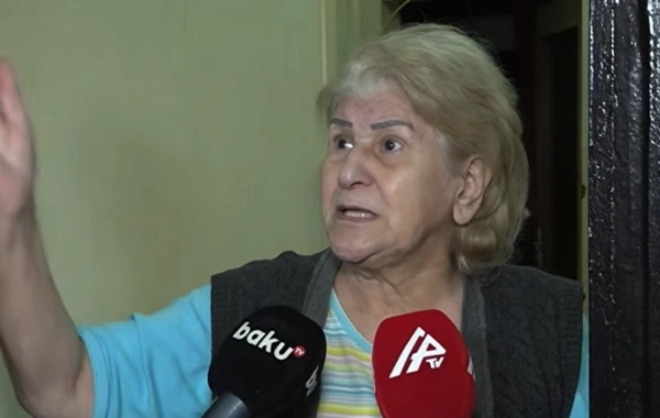 Xəsarət alan şəxsin anası danışdı: "Arvadı ilə dalaşıb aşağı düşüb, həyətdə başqa oğlan bıçaqlayıb"