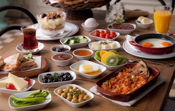 Səhər yeməyi inqilabı: Bakıda yeni həyat tərzi necə formalaşır?