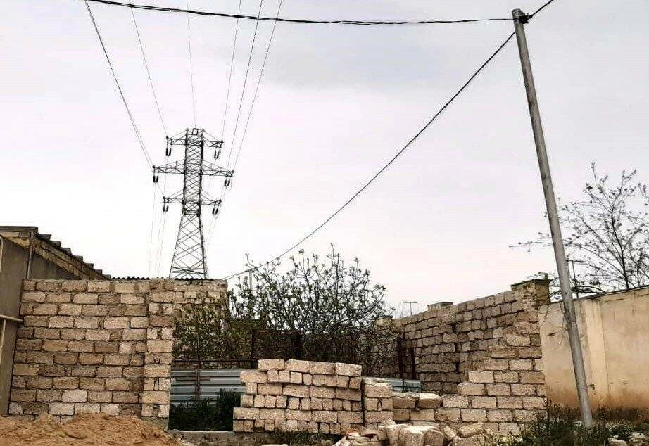 Bakıda külək hasarı aşırdı, dağıntılar altında qalan kişi öldü