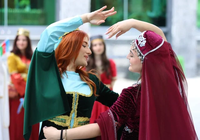 Bakının mərkəzində milli geyimlərdə gəzinti-yürüş təşkil olunub