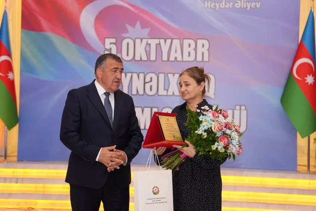 Xətai rayonunda Beynəlxalq Müəllimlər Günü münasibətilə "Zirvəyə Aparan İşıq" adlı tədbir keçirilib - Foto/Video