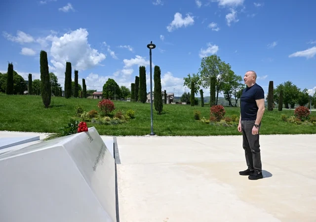 Prezident İlham Əliyev Xankəndi şəhərində Zəfər tağının önünə gül dəstələri düzüb