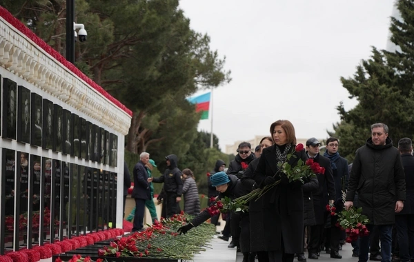 Ailə, Qadın və Uşaq Problemləri üzrə Dövlət Komitəsinin kollektivi Şəhidlər xiyabanını ziyarət edib