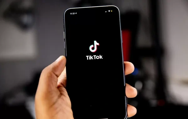 Qazanc xatirinə aldadıcı alqoritm: "TikTok" ətrafında daha bir qalmaqal