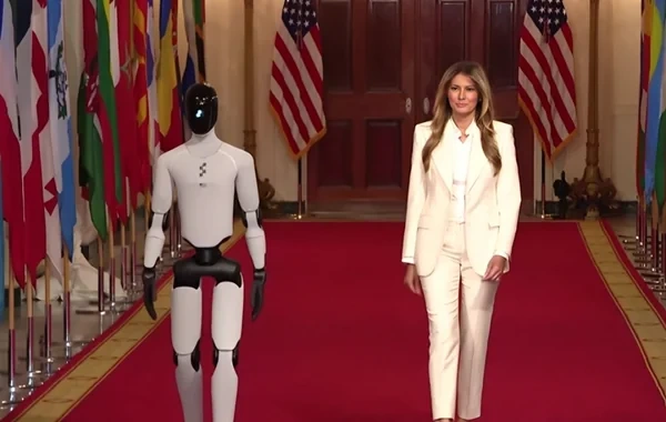 Melaniya Tramp Ağ Evdəki sammitə süni intellekt robotu ilə birlikdə qatılıb - VİDEO