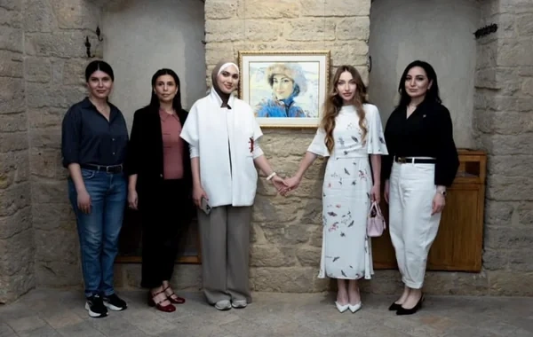Alyona Əliyeva Rüqəyya Babaxanın "Ruhun müxtəlif üzləri" adlı fərdi sərgisindən paylaşım edib