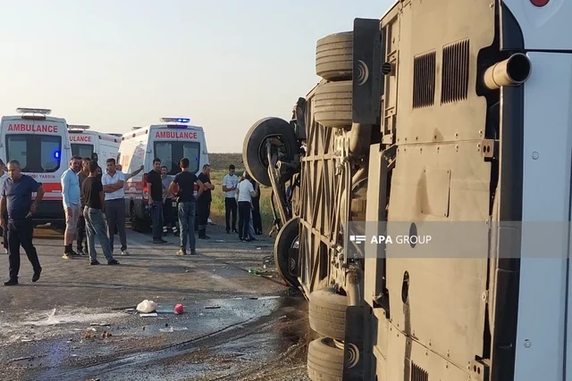 Bakı-Qazax yolunda ağır qəza: Sərnişin avtobusu aşdı, 30-dan çox yaralı var - FOTO