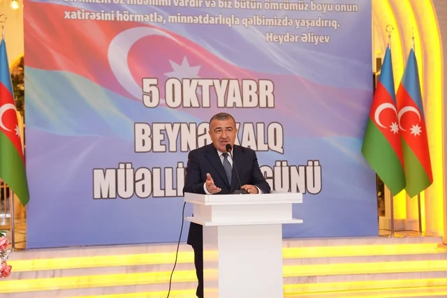 Xətai rayonunda Beynəlxalq Müəllimlər Günü münasibətilə "Zirvəyə Aparan İşıq" adlı tədbir keçirilib - Foto/Video