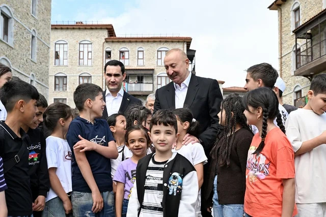 İlham Əliyev Sərdar Berdiməhəmmədov Şuşa şəhərində inşa edilmiş birinci yaşayış kompleksində olublar - FOTO