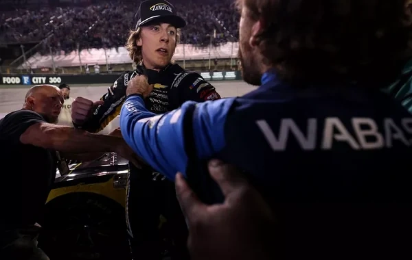 NASCAR-da qalmaqal: Pilotlar finişdən sonra yumruq davasına çıxdılar - Video